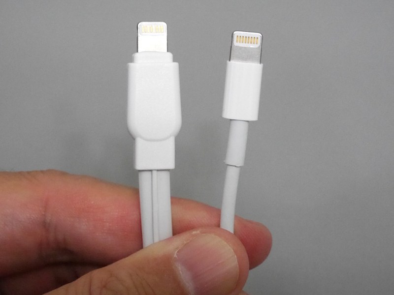 純正ケーブル(右)に比べるとハウジングはやや大柄だが、厚みはそれほどないので、iPhoneやiPadに挿した際にハウジングの厚みによって宙に浮いてしまうこともない