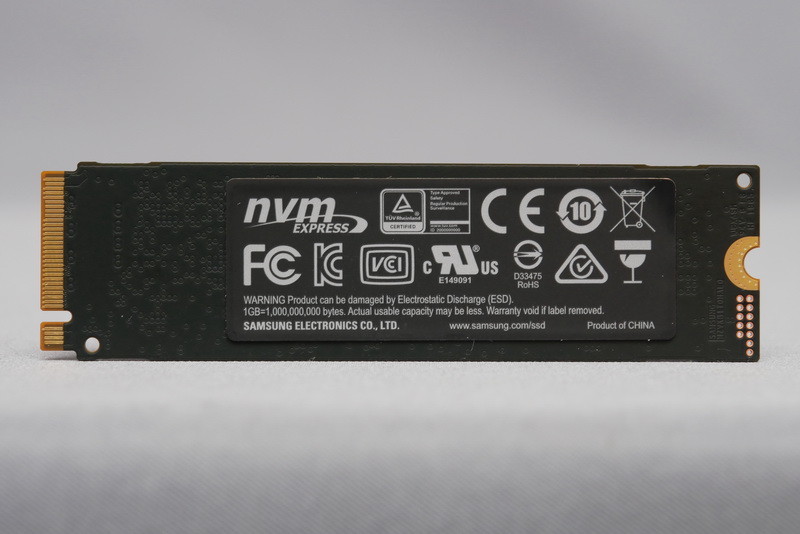 970 EVO裏面。容量2TBながら、コントローラやNANDフラッシュメモリなど表側にのみ実装