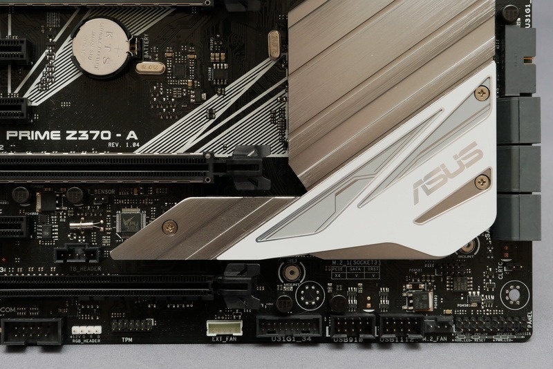 検証は、マザーボードのM.2スロットに装着してマザーボード付属のSSD用ヒートシンクを装着し、ファンで風をあてて行なった