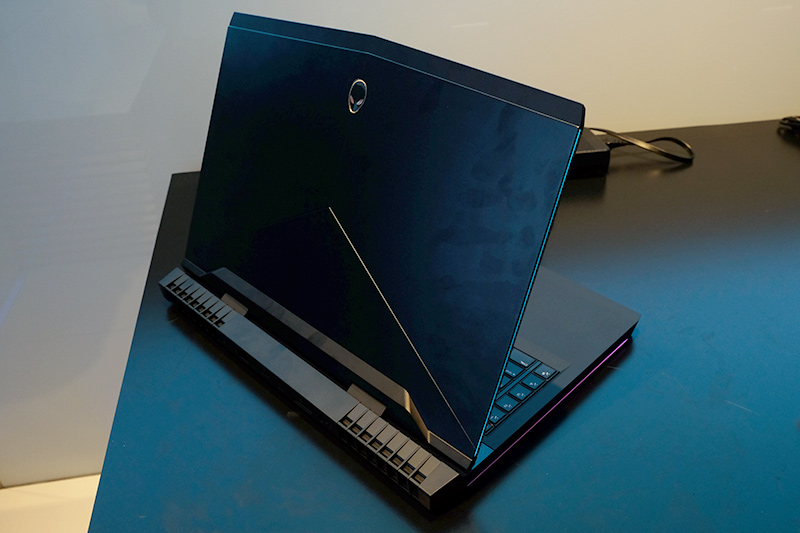 ALIENWARE 15にはブラックモデルも用意 ※写真は国内では発売されないALIENWARE 17のブラックモデル