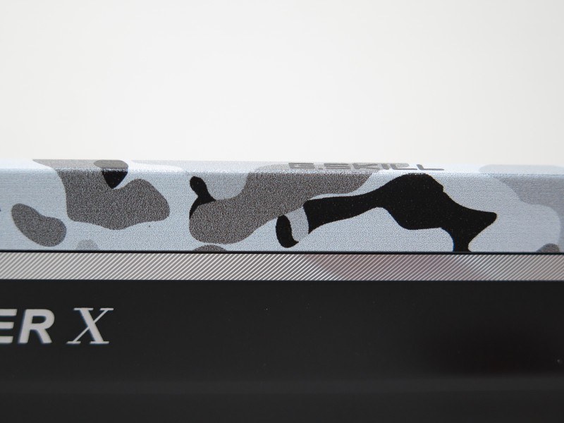 迷彩柄は本体上部のみ