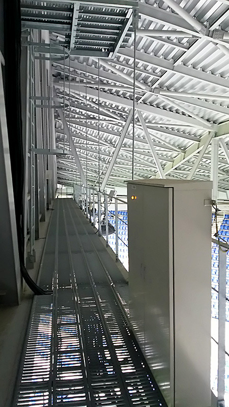 スタジアム上部の照明設備が設置されている作業通路(キャットウォーク)