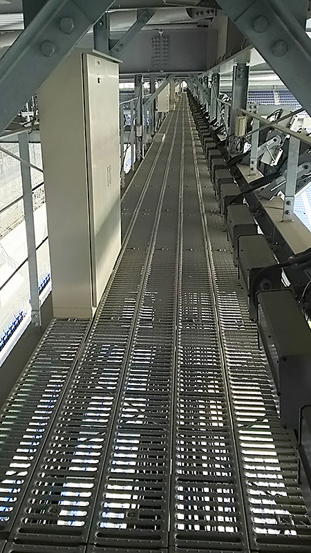 作業通路の左手にあるのが実証実験でアダプタを設置する配電盤