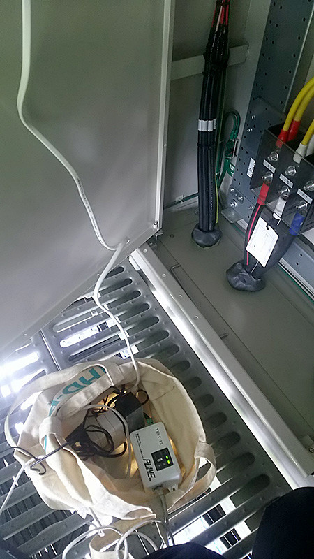 白い筐体がHDPLCアダプタユニット