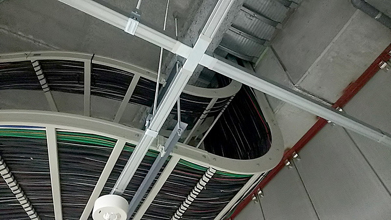 ケーブルは天井部分を這う形になっている