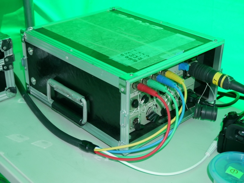 光ユニット。光ケーブルを使って映像を送信する