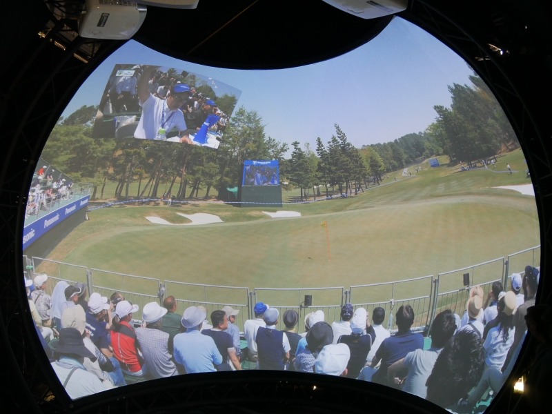 直径3mの半円状のスクリーンを設置