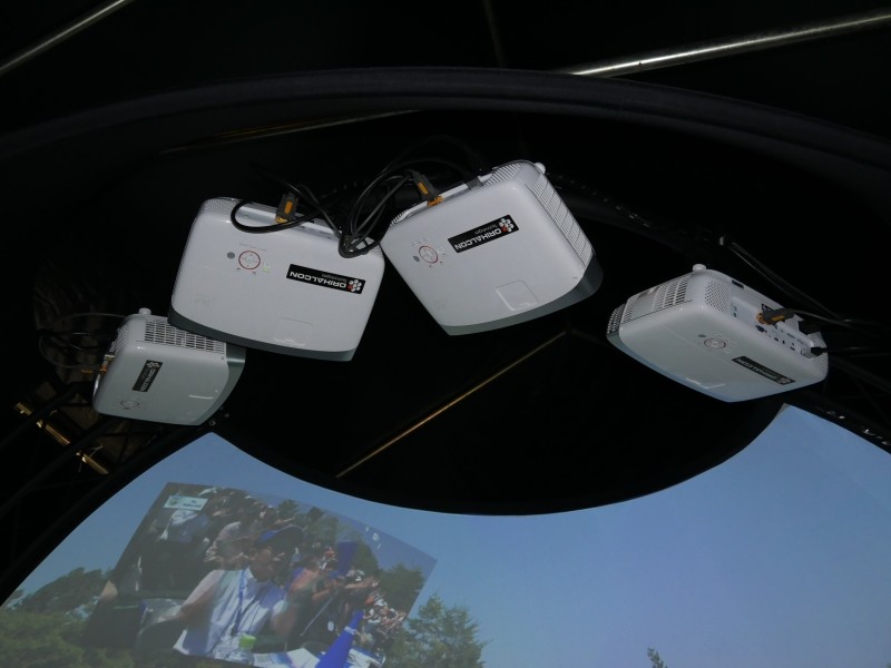 4台のプロジェクタを使用して映像を映し出した