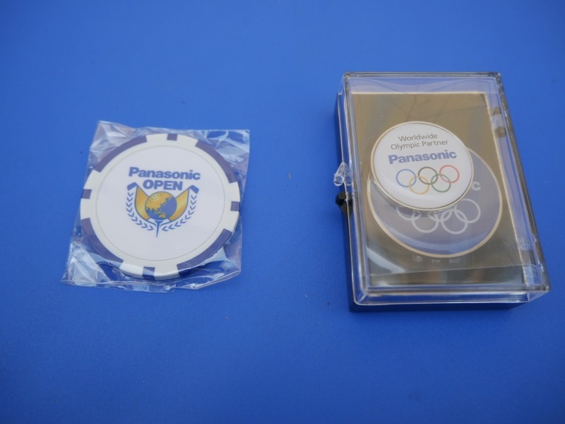 プレゼントされたオリジナルのボールマーカー(左)と、特製ボールマーカー(右)