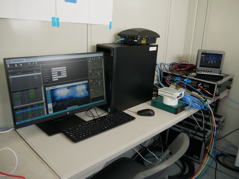 配信サーバーと通信装置など