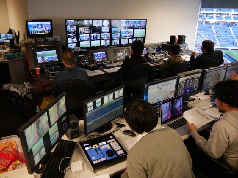 大型ビジョンやゴール裏リボンビジョン、スタジアム内のサイネージは、総合操作室で制御される