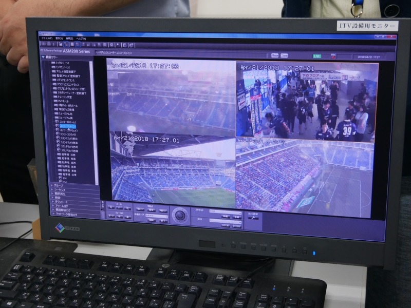 監視カメラの映像を表示している様子