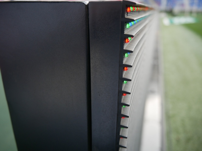 ゴール裏リボンビジョンはボールが当たってもLEDにぶつからない構造としている