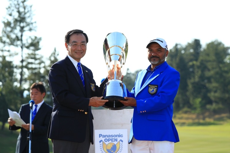 優勝したラヒル・ガンジー選手とパナソニックの津賀一宏社長