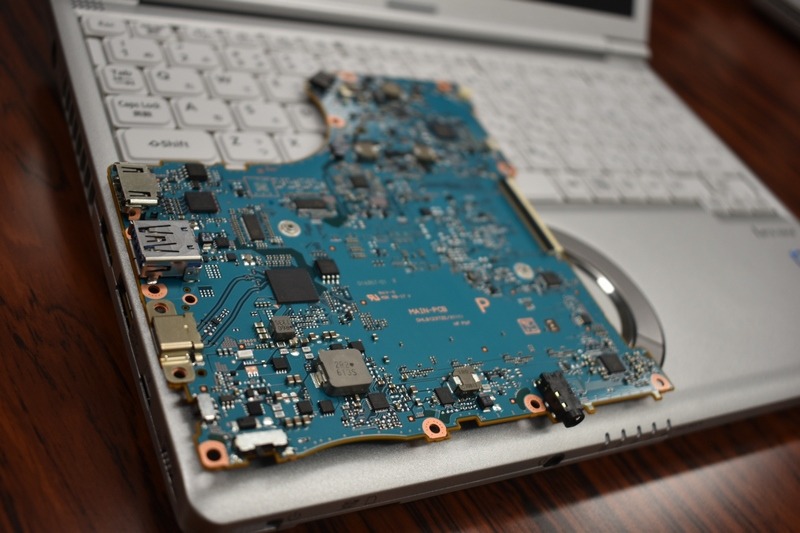 SVシリーズの基板上に実装されたPDコントローラ。ちょうどうこの位置に基板がある