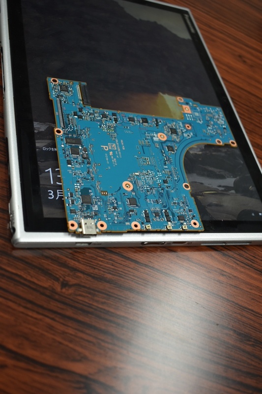 XZシリーズの基板の実装位置。スカスカのように見えるが厚みに余裕がない