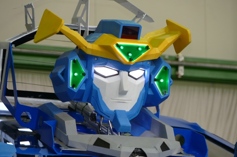 頭部。微笑みをたたえた表情