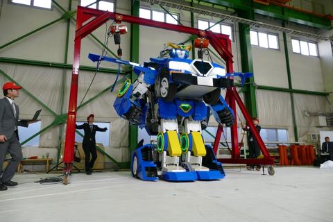 ヒト2人が乗ったまま車に変形できる人型ロボット「J-deite RIDE」公開