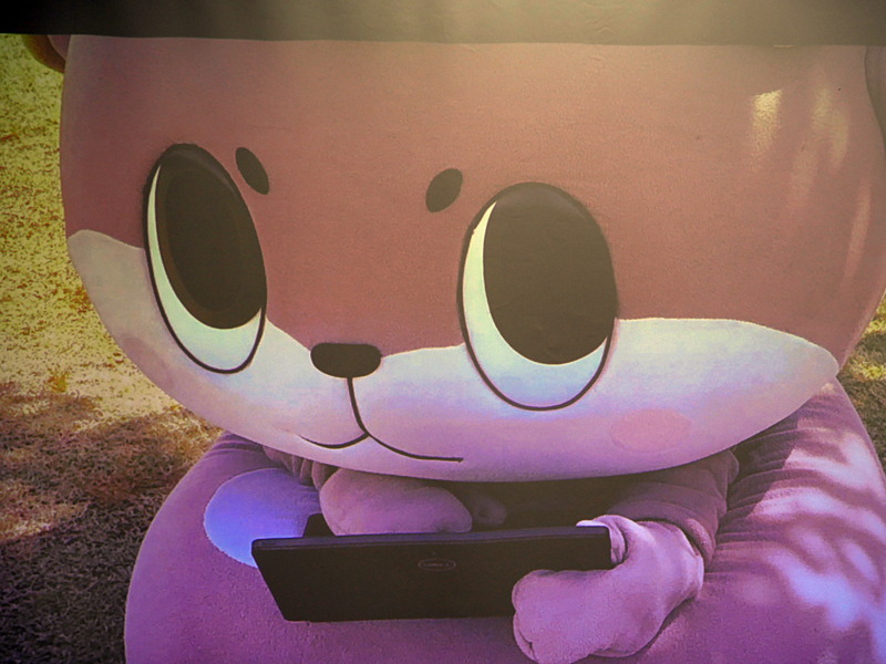 しんじょう君が2in1 PCを使用して屋外から情報を発信している様子