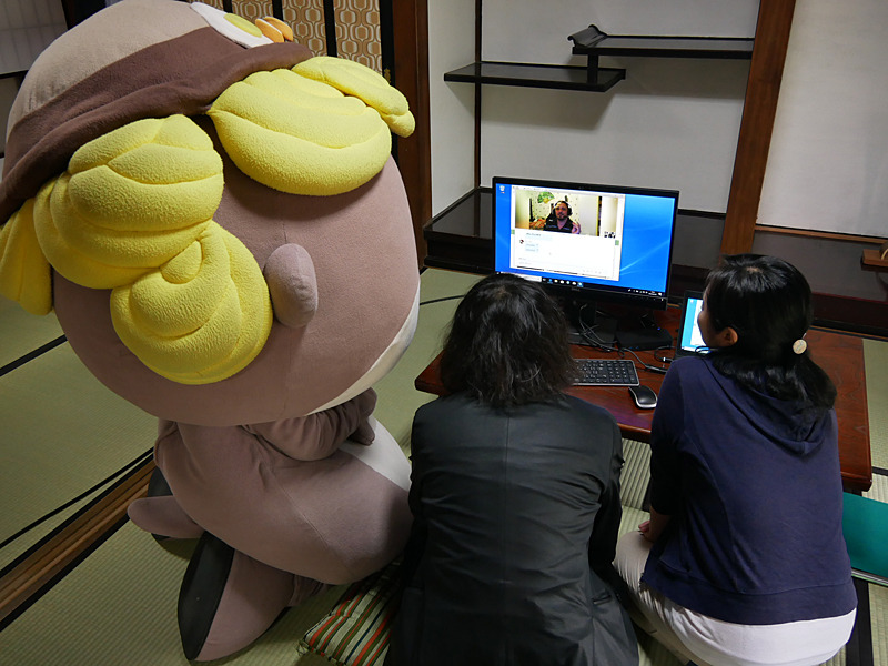 フランスの須崎アンバサダーとSkypeで会話をしながら情報を共有する