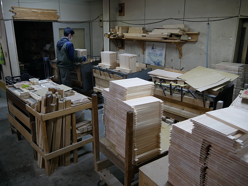 木製家庭用品の生産現場