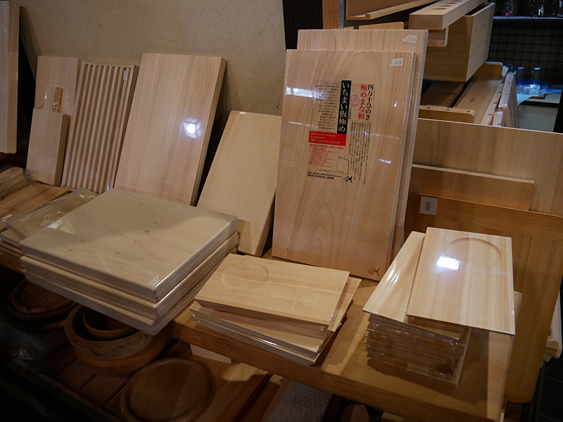 年間25万枚のまな板を生産している。中央は代表商品の「極」シリーズ