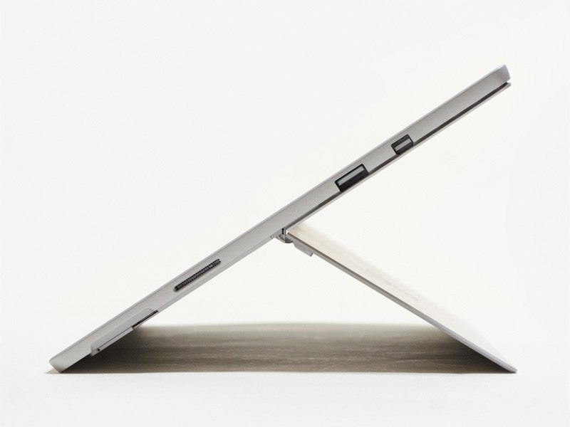 右側面。上からMini DisplayPort、USB 3.0、Surface Connect、microSDカードスロット、Nano SIMカードスロット