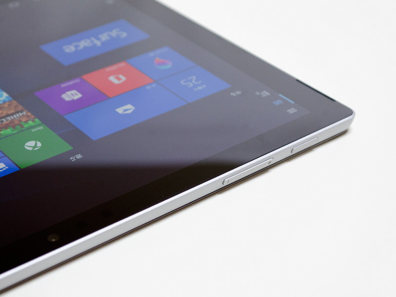 上側面。電源ボタン、音量±ボタン