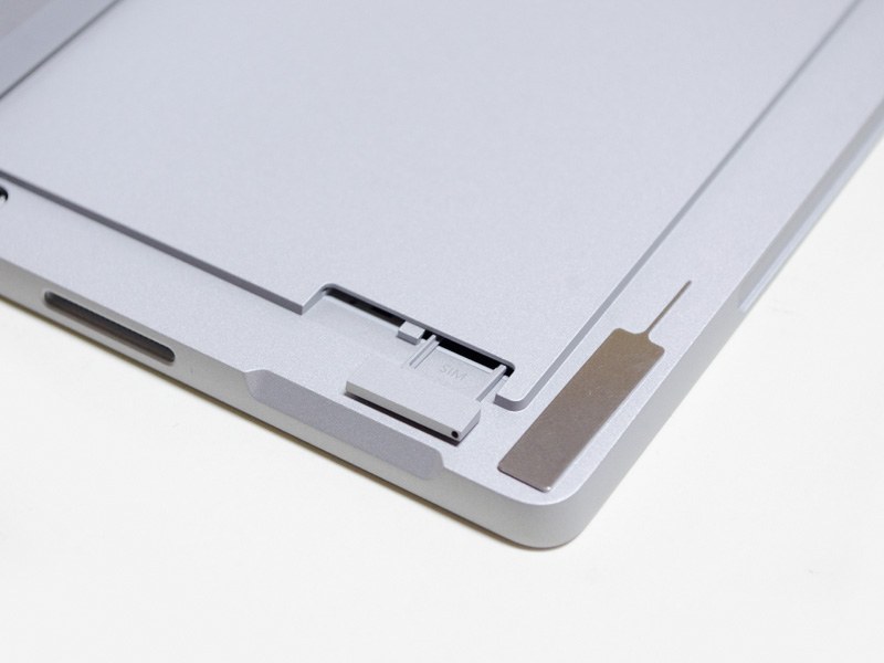 SIMスロット周辺とイジェクトピン。上がmicroSDカードスロット、下がNano SIMカードスロット。付属のイジェクトピンはピンの部分が長く、一般的なスマートフォンのイジェクトピンを使っても奥に届かない