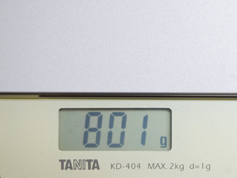 本体の重量は実測で801g