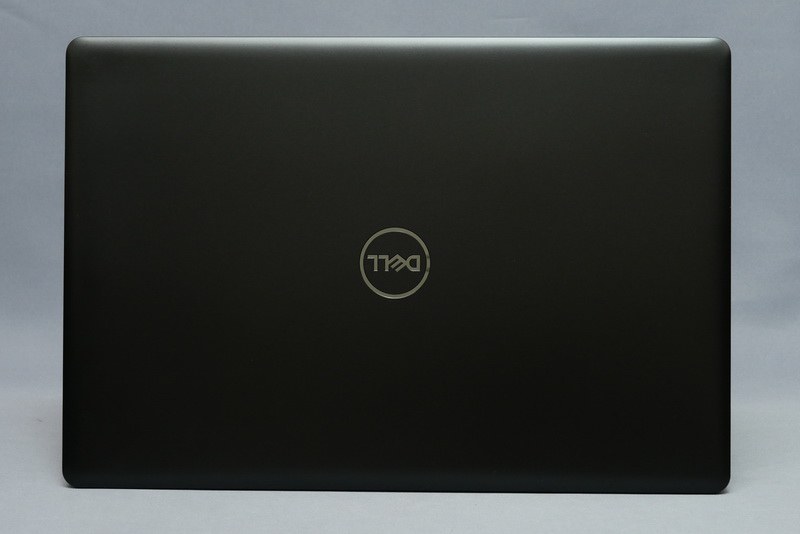 天板部分。筐体素材は樹脂だが、メタリック調の塗装が施され質感は悪くない。フットプリントは、380×258mm(幅×奥行き)