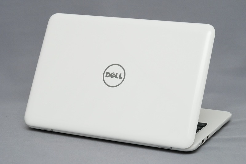 New Inspiron 11 3000のホワイトカラーモデル。天板は光沢感の強い塗装で、筐体底面も含めてホワイトで統一されているため、安っぽい印象は皆無だ