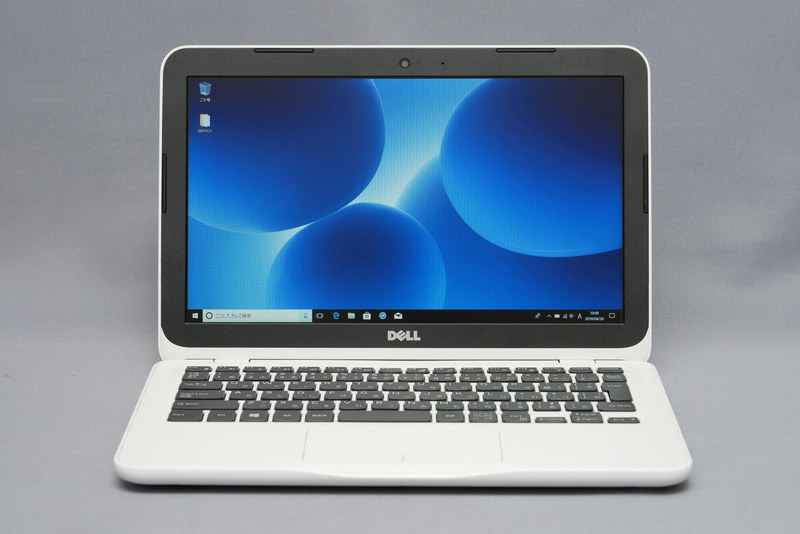 ディスプレイを開いて正面から見た様子。高級感まではないが、質感は悪くない