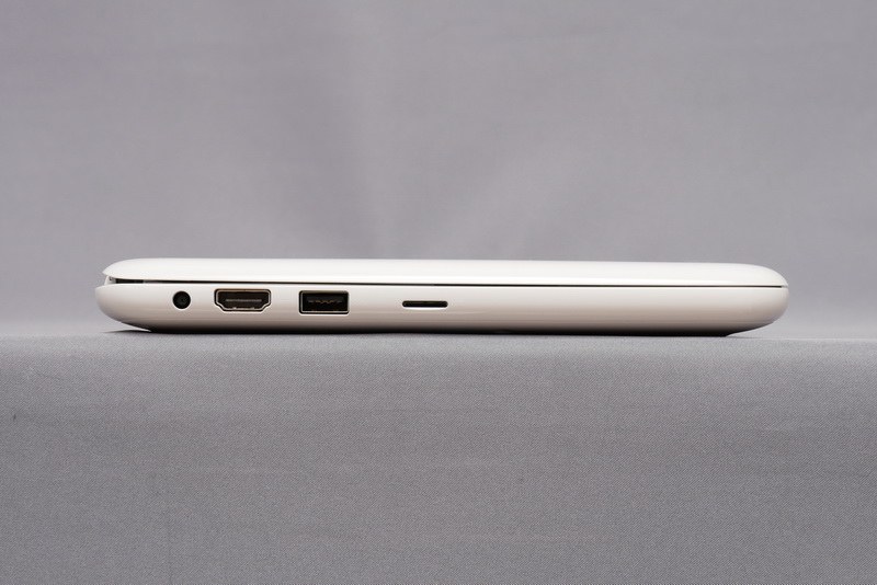 左側面。高さは20.8mmと、極端な薄さではないが、鞄への収納性は悪くない