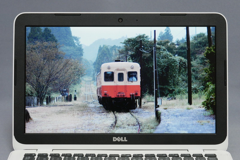 表面は非光沢処理となり、外光の映り込みはほとんど感じられないが、反面発色の鮮やかさはやや劣る印象。色合いは全体的にやや青みが強いが、このクラスとしては標準的な表示品質と言える