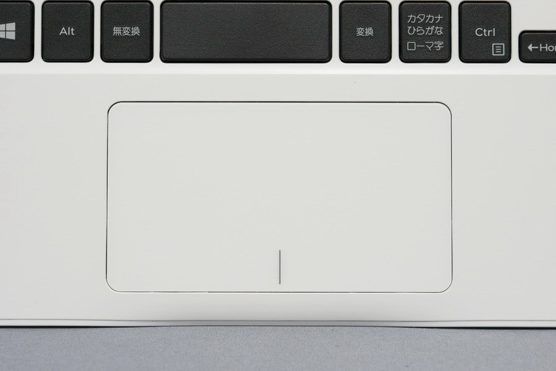 ポインティングデバイスはクリックボタン一体型のタッチパッドを搭載。横長の形状だが面積は広く、ジェスチャー操作にも対応しており扱いやすい