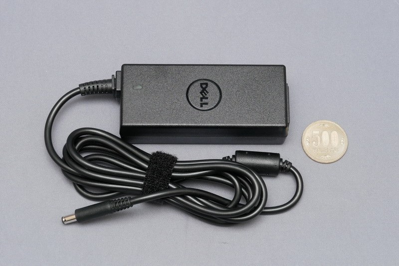 付属ACアダプタは小型で、携帯性に優れる