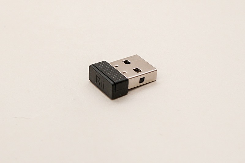 USBドングルはノートPCに刺しっぱなしでもあまり目立たない小型タイプ