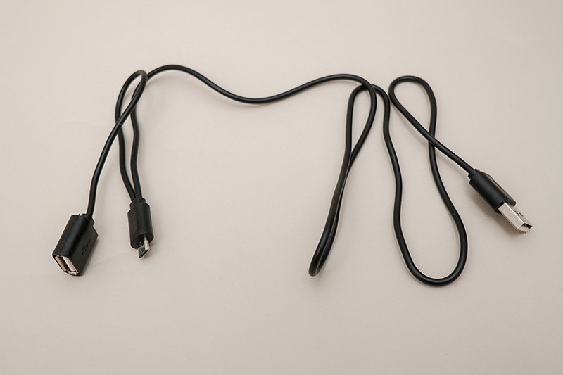 充電ケーブルは分岐仕様なので、充電しながら使うことも可能