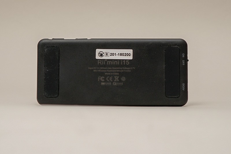 背面。技適のシールも貼られている