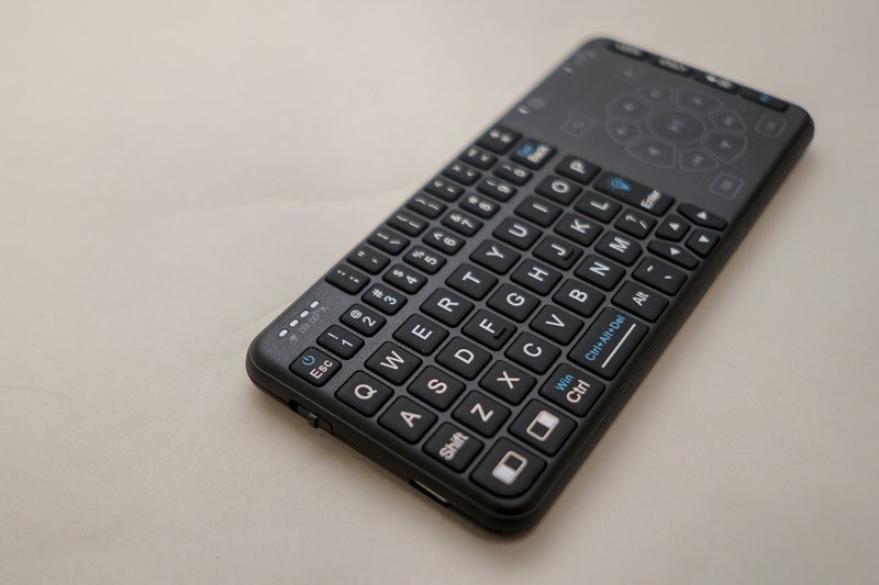 左側面上側に電源スイッチ、下側に充電用Micro USBポート