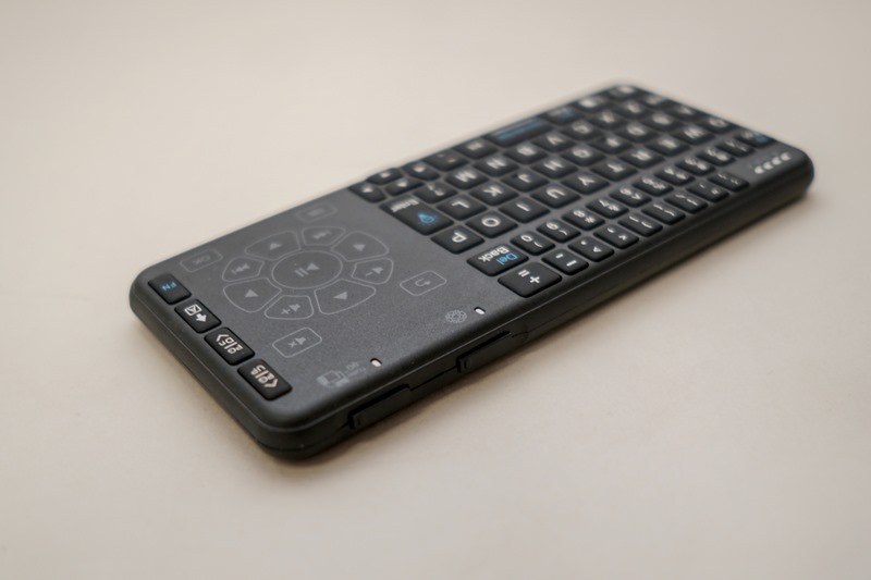 タッチパッドの左上側にあるボタンを押すとマルチメディアホットキーとして利用可能