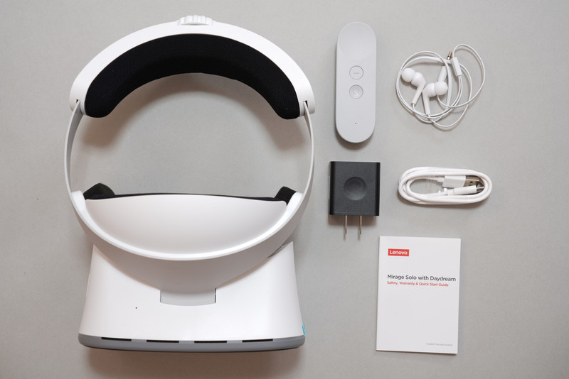 Mirage Soloには、本体、モーション・トラッキング・コントローラ、イヤフォン、ACアダプタ、USBケーブル、マニュアルが同梱されている