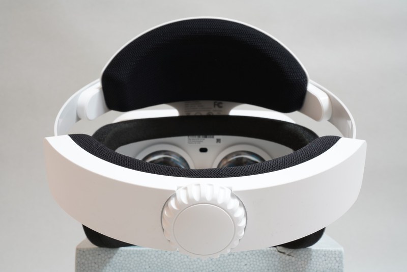 本体背面。ストラップ調整ダイヤルは回転させるだけで長さを調整可能