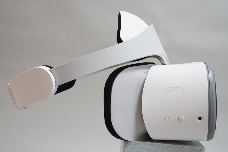 本体右側面には、電源ボタン、ボリュームボタン、ヘッドフォンジャックが配置されている