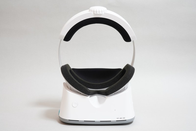 本体底面。左側に見えるのはクイックリリースボタンで、ヘッドセットの前後を微調整する