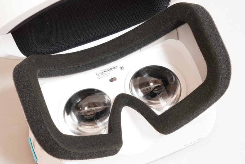 レンズ、近接センサーをアルコールの含んだウェットティッシュで清掃することは禁じられている。眼鏡用のクリーニングクロスなどを利用しよう