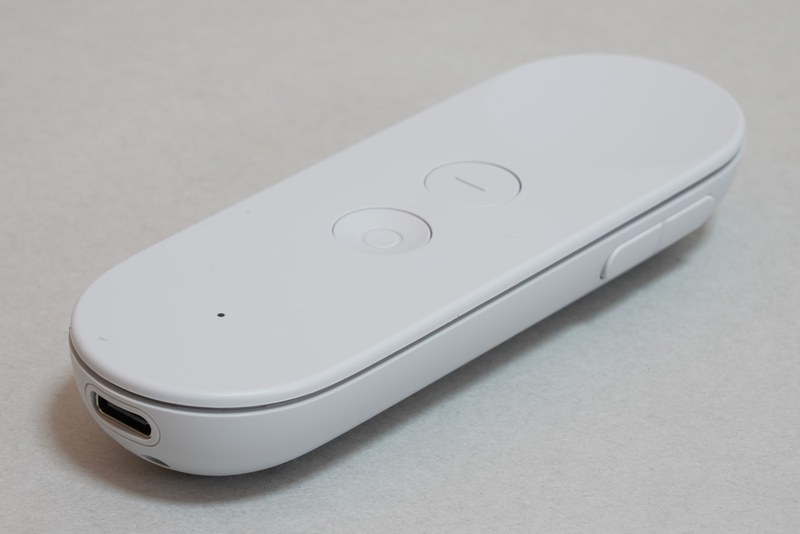 モーション・トラッキング・コントローラ。上面にはタッチパッド、アプリボタン、Daydreamボタン、ステータスライトが、右側面にはボリュームボタンが、手前にはUSB Type-C端子とリストストラップホールが配置されている。なおモーション・トラッキング・コントローラは3DoF対応。コントローラの6DoF対応に期待したい