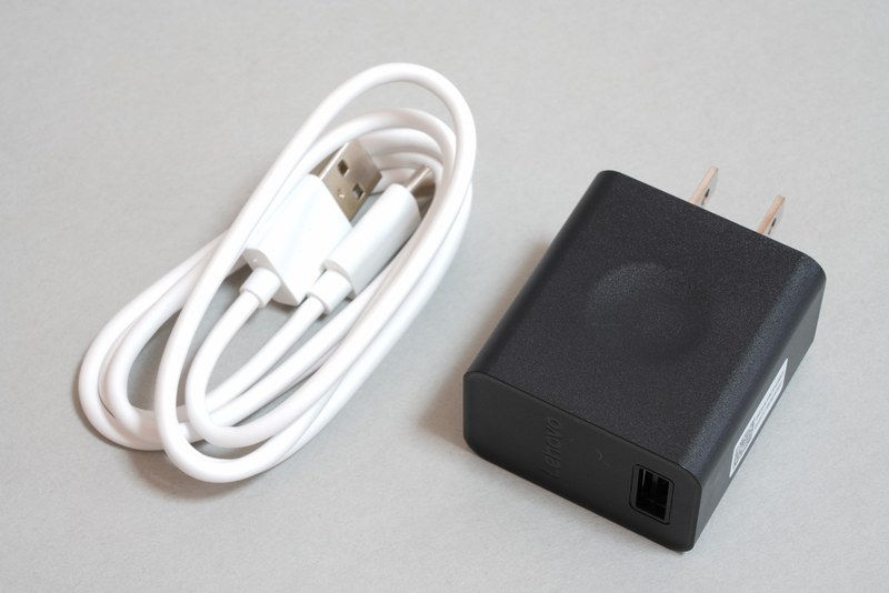 ACアダプタとUSBケーブルが付属。USBケーブルの長さは実測約100cm