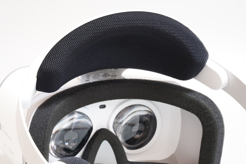 ヘッドセットはフロントヘッドサポートで額に支えられるので、約645gの重量を感じさせない